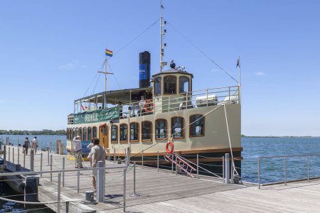 Foto de Toronto, Canadá - 19 de junio de 2018: Oriole Cruise en Toronto, Canadá. Oriole es una réplica de barco de vapor de dos niveles de los Grandes Lagos con un comedor de nivel inferior, y una cubierta de observación al aire libre. - Imagen libre de derechos