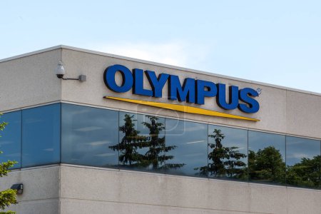 Foto de Richmond Hill, On, Canadá - 20 de junio de 2021: Olympus firma en su oficina central canadiense en Richmond Hill, On, Canadá. Olympus Corporation es un fabricante japonés de productos de óptica y reprografía.. - Imagen libre de derechos