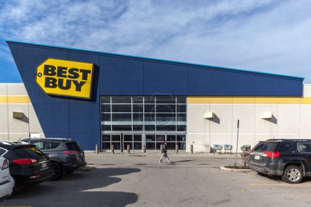 Foto de Richmond Hill, Ontario, Canadá - 24 de febrero de 2018: Signo de la tienda Best Buy. Best Buy es una multinacional estadounidense de electrónica de consumo - Imagen libre de derechos