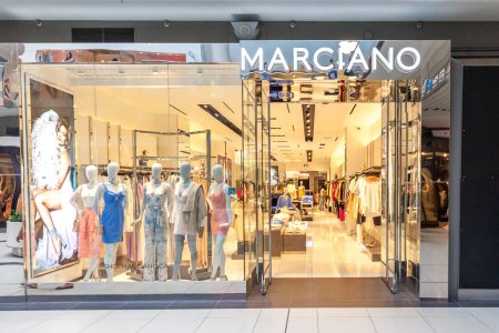 Foto de Toronto, Canadá - 5 de mayo de 2018: frente a la tienda Marciano en el centro comercial Eaton Centre en Toronto. Marciano Stores es una marca de moda de lujo estadounidense, propiedad y operada por Guess Inc. - Imagen libre de derechos