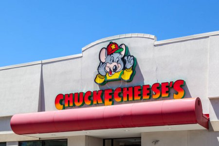 Foto de Toronto, Canadá- 14 de junio de 2018: Señal de Chuck E. Cheeses en Toronto, Canadá. Chuck E. Cheeses es una cadena de centros de entretenimiento familiar y restaurantes. - Imagen libre de derechos