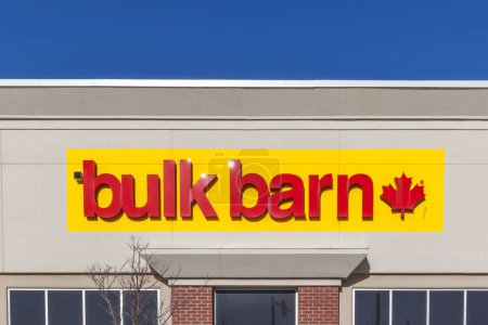 Téléchargez les photos : Georgina, Ontario, Canada - Le 22 avril 2018 : Panneau du magasin Bulk Barn sur le mur. Bulk Barn Foods Limited est le plus important détaillant d'aliments en vrac au Canada. - en image libre de droit