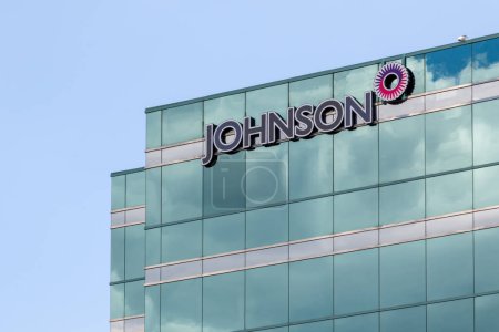 Téléchargez les photos : Richmond Hill, Ontario, Canada - Le 8 juin 2018 : Un panneau Johnson est vu à Richmond Hill, en Ontario, le 8 juin 2018. Johnson est une agence d'assurance automobile. - en image libre de droit
