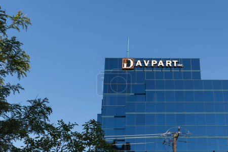 Foto de Toronto, Ontario, Canadá - 25 de junio de 2018: Señal de Davpart en el edificio de North York en Toronto. Davpart Inc. es una empresa de inversión inmobiliaria de servicio completo y administración de propiedades. - Imagen libre de derechos