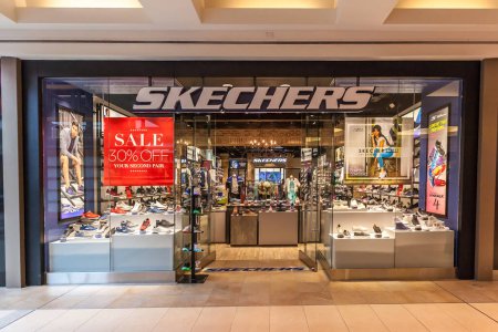 Téléchargez les photos : Toronto, Canada - le 7 février 2018 : Skechers vitrine dans le Fairview Mall à Toronto. Skechers USA Inc. est une société de chaussures, la deuxième plus grande marque de chaussures de sport aux États-Unis. - en image libre de droit