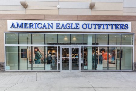 Téléchargez les photos : Niagara On the Lake, Canada- Le 4 mars 2018 : American Eagle Outfitters fait boutique dans Outlet Collection à Niagara, un détaillant américain de vêtements et accessoires. - en image libre de droit