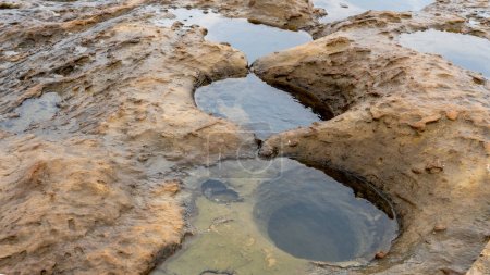 Foto de Ocean Erosion Pothole en el Geoparque Yehliu en Taiwán. Pozo de erosión oceánica se forma como resultado de la erosión del agua de mar, así como la intemperie impuesta en las muescas. - Imagen libre de derechos