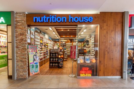 Foto de Toronto, Canadá - 13 de febrero de 2018: Tienda de Nutrition House en Fairview Mall en Toronto. Nutrition House es la franquicia de productos de salud natural líder en Canadá. - Imagen libre de derechos