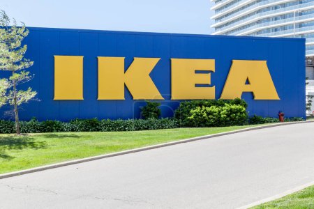 Foto de Toronto, Canadá - 14 de junio de 2018: Ikea firma en North York en Toronto. IKEA es un grupo sueco que vende muebles, electrodomésticos y accesorios para el hogar. - Imagen libre de derechos