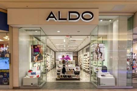 Téléchargez les photos : Richmond hill (Ontario), Canada - Le 24 février 2018 : Aldo devant un magasin à Hillcrest Mall près de Toronto, un détaillant canadien qui possède et exploite une chaîne mondiale de magasins de chaussures et d'accessoires. - en image libre de droit