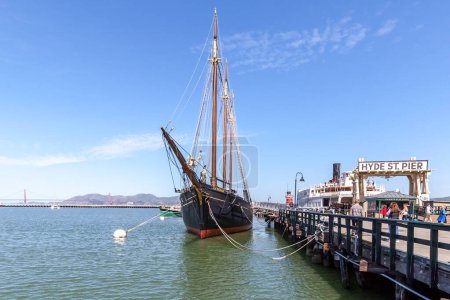 Foto de San Francisco, CA, EE.UU. - 2 de abril de 2018: Hyde St. Pier. Hyde Street Pier es un histórico muelle de ferry en San Francisco, California, en medio de la zona turística de Fisherman 's Wharf. - Imagen libre de derechos