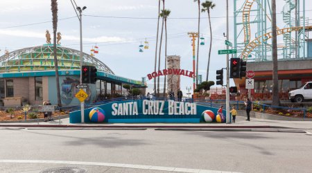 Téléchargez les photos : Santa Cruz, Californie, États-Unis - 31 mars 2018 : Signe de Santa Cruz Beach Boardwalk, le plus ancien parc d'attractions de Californie offre une variété de jeux. - en image libre de droit