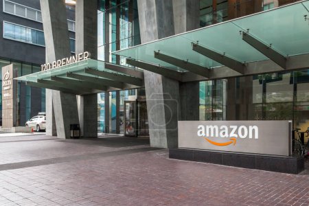 Téléchargez les photos : Toronto, Canada-2 juillet 2018 : Amazon signe à l'entrée d'Amazon Canada Fulfillment Services Inc à Toronto, une société américaine de commerce électronique et d'informatique en nuage. - en image libre de droit