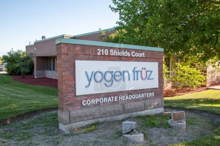 Foto de Markham, Ontario, Canadá - 2 de junio de 2018: Señal de Yogen Frz en la sede corporativa en Markham, Ontario, Canadá. Yogen Frz es una cadena canadiense de tiendas de yogur y batidos congelados. - Imagen libre de derechos