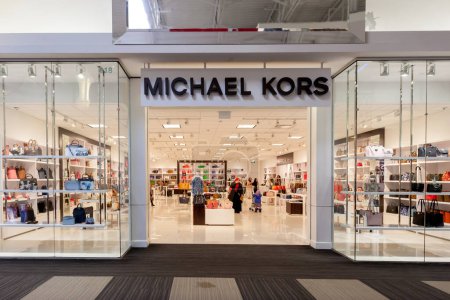 Foto de Toronto, Canadá - 24 de marzo de 2018: Tienda Michael Kors en el Vaughan Mills Mall en Toronto. Michael Kors Holdings Limited es una empresa de moda de lujo estadounidense que se estableció en 1981.. - Imagen libre de derechos