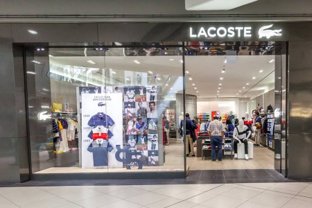 Foto de Toronto, Canadá - 5 de mayo de 2018: Lacoste store front in the Eaton Centre shopping mall in Toronto. Lacoste es una empresa francesa de ropa - Imagen libre de derechos