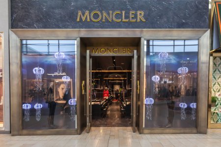 Foto de Toronto, Canadá - 23 de febrero de 2018: Moncler tienda en el centro comercial en Toronto, un fabricante de ropa italiana y la marca de estilo de vida más conocido por sus chaquetas y ropa deportiva. - Imagen libre de derechos