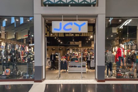 Foto de Vaughan, Ontario, Canadá - 24 de marzo de 2018: Tienda JCY frente a Vaughan Mills en Toronto. JCY es una de las tiendas de moda independientes más grandes de la región GTA. - Imagen libre de derechos