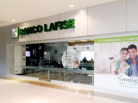 Téléchargez les photos : Alajuela, Costa Rica - 4 octobre 2018 : Entrée de BANCO LAFISE au City Mall à Alajuela près de San Jose. BANCO LAFISE Bancentro SA opère comme une banque basée au Nicaragua. - en image libre de droit