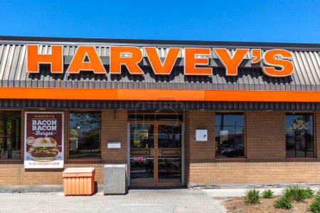 Foto de Mississauga, Ontario, Canadá - 13 de mayo de 2018: Señal de Harvey 's, una cadena de restaurantes de comida rápida que opera en Canadá. - Imagen libre de derechos