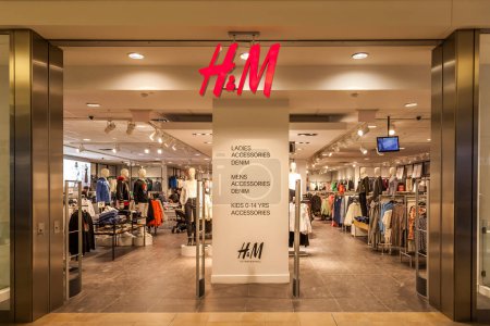 Téléchargez les photos : TORONTO, CANADA - LE 19 JANVIER 2018 : Devant le magasin H & M du Fairview Mall à Toronto. H & M est une multinationale suédoise de la vente au détail de vêtements. - en image libre de droit