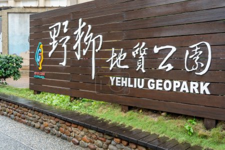 Foto de Nuevo Taipei, Taiwán - 9 de diciembre de 2018: Señal de Yehliu Geopark en la entrada, uno de los principales destinos en el norte de Taiwán, Yehliu Geopark es el hogar de una serie de formaciones geológicas únicas. - Imagen libre de derechos
