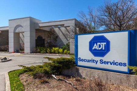 Foto de Mississauga, Ontario, Canadá - 13 de mayo de 2018: Firme en la sede de ADT Security Services en Mississauga, Canadá. ADT Inc. es una empresa estadounidense que proporciona seguridad electrónica. - Imagen libre de derechos