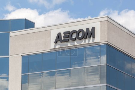 Téléchargez les photos : Richmond Hill, Ontario, Canada - Le 8 juin 2018 : Fermeture de l'enseigne Aecom sur leur immeuble à bureaux à Richmond Hill, ON, Canada. AECOM est une multinationale américaine d'ingénierie. - en image libre de droit