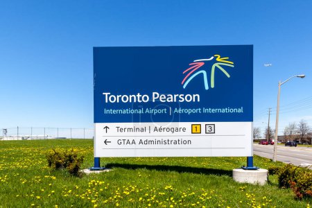 Foto de TORONTO, CANADÁ - 8 de octubre de 2018 - Aeropuerto Internacional de Toronto Pearson firmar en día claro, fuera de la terminal de campo. - Imagen libre de derechos