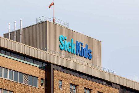 Téléchargez les photos : Toronto, Canada-2 juillet 2018 : Panneau de signalisation de l'Hôpital pour enfants malades (SickKids) sur le bâtiment de Toronto, SickKids est le deuxième plus grand hôpital de recherche pédiatrique au monde. - en image libre de droit