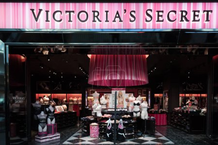 Foto de TORONTO, CANADÁ - 19 DE ENERO DE 2018: Victoria 's Secret en el centro comercial Fairview en Toronto. Victoria 's Secret la mayor minorista estadounidense de lencería femenina. - Imagen libre de derechos