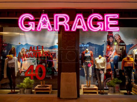 Foto de Toronto, Canadá - 17 de diciembre de 2018: Garaje en el Fairview Mall de Toronto. Garage es una tienda de ropa, principalmente dirigida a la adolescente demográfica. - Imagen libre de derechos