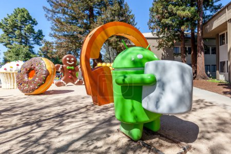 Foto de Mountain View, California, EE.UU. - 28 de marzo de 2018: Estatuas de césped Android en Google Visitor Center Beta. Las estatuas de césped Android son una serie de grandes estatuas de espuma cerca del Googleplex en Mountain View. - Imagen libre de derechos