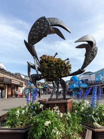 Foto de San Francisco, California, EE.UU. - 2 de abril de 2018: Escultura gigante de cangrejo metálico en la entrada del Fisherman 's Wharf en San Francisco. - Imagen libre de derechos