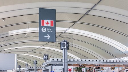 Téléchargez les photos : Toronto, Canada- 28 mars 2018 : Vue de l'intérieur de l'aéroport Pearson de Toronto à Toronto, Canada. Pearson est le plus grand et le plus achalandé aéroport au Canada. - en image libre de droit