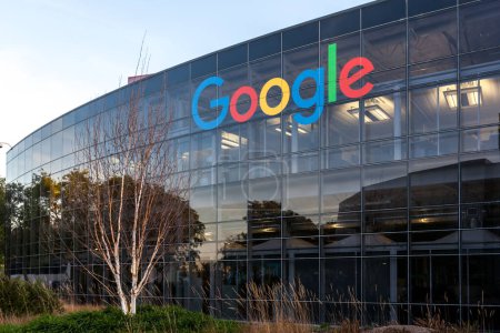 Téléchargez les photos : Gros plan du logo Google sur le bâtiment de Mountain View, Californie, États-Unis - 7 juin 2023. Google LLC est une multinationale américaine de technologie. - en image libre de droit
