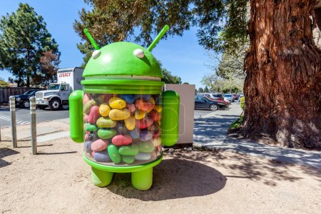 Téléchargez les photos : Mountain View, Californie, États-Unis - 28 mars 2018 : Statue Android Jelly bean au Google Visitor Center Beta. Android est un système d'exploitation mobile développé par Google. - en image libre de droit