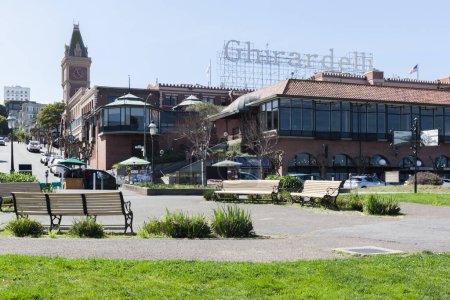 Foto de San Francisco, California, EE.UU. - 2 de abril de 2018: Ghirardelli Square signo y edificios, una plaza pública emblemática con tiendas, restaurantes y hotel en la zona de Fisherman 's Wharf. - Imagen libre de derechos