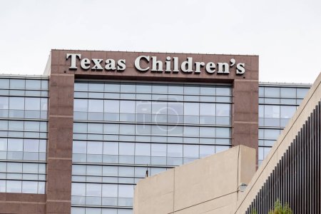 Foto de Houston, Texas, EE.UU. - 22 de septiembre de 2018: Señal del Hospital Infantil de Texas en el edificio, un hospital pediátrico ubicado en el Centro Médico de Texas en Houston, Texas. - Imagen libre de derechos