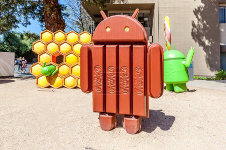 Téléchargez les photos : Mountain View, Californie, États-Unis - 28 mars 2018 : Statue Android KitKat au Google Visitor Center Beta. Android est un système d'exploitation mobile développé par Google. - en image libre de droit