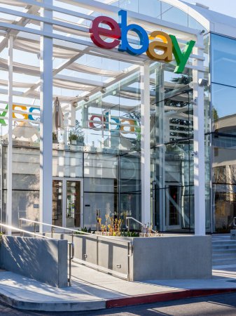 Téléchargez les photos : San Jose, Californie, États-Unis - 29 mars 2018 : Le centre d'accueil d'eBay "rue principale" sur le campus du siège d'eBay dans la Silicon Valley. eBay Inc. est une multinationale du commerce électronique. - en image libre de droit