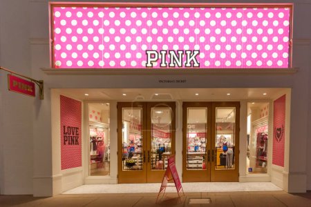 Foto de Palo Alto, California, EE.UU. - 28 de marzo de 2018: Victoria 's Secret Pink en el centro comercial Stanford Shopping Center en Palo Alto, California, una línea de lencería dirigida a mujeres más jóvenes. - Imagen libre de derechos