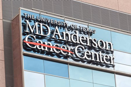 Téléchargez les photos : Houston, États-Unis - 22 septembre 2018 : Signe de l'Université du Texas MD Anderson Cancer Center sur le bâtiment de Houston, l'un des trois premiers centres de cancérologie complets aux États-Unis. - en image libre de droit
