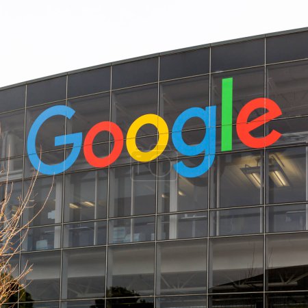 Téléchargez les photos : Gros plan du logo Google sur le bâtiment de Mountain View, Californie, États-Unis - 12 juin 2023. Google LLC est une multinationale américaine de technologie. - en image libre de droit