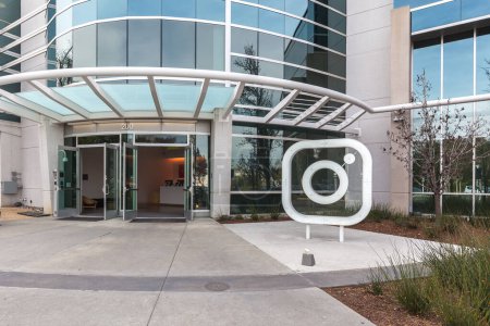 Téléchargez les photos : Menlo Park, Californie, États-Unis - 30 mars 2018 : Logo Instagram à la porte d'entrée du siège de Silicon Valley. Instagram est un service de partage de photos et de vidéos sur les réseaux sociaux appartenant à Facebook, Inc.. - en image libre de droit