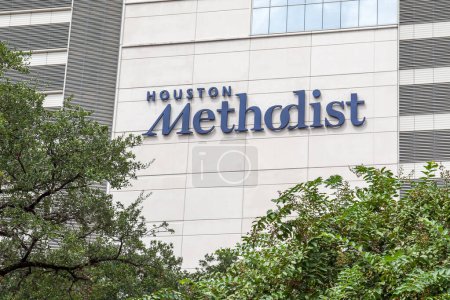 Foto de Houston, EE.UU. - 22 de septiembre de 2018: Señal de Houston Metodista en el edificio, un centro médico académico líder en el Centro Médico de Texas y seis hospitales comunitarios que sirven al área metropolitana de Houston - Imagen libre de derechos