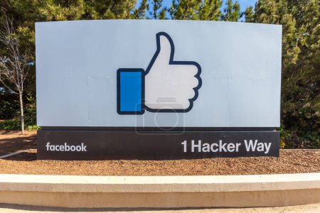 Foto de Menlo Park, California, EE.UU. - 29 de marzo de 2018: Señal de Facebook en la entrada de la sede en Silicon Valley. Facebook es un servicio estadounidense de redes sociales y redes sociales en línea - Imagen libre de derechos