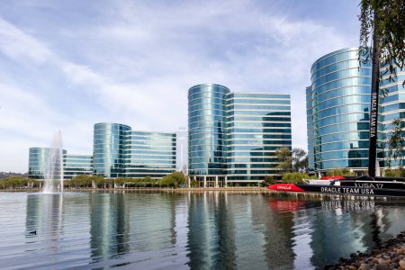 Foto de Redwood Shores, CA, USA - 30 de marzo de 2018: Sede de Oracle en Silicon Valley, CA, USA. Oracle Corporation es una corporación multinacional estadounidense de tecnología informática. - Imagen libre de derechos