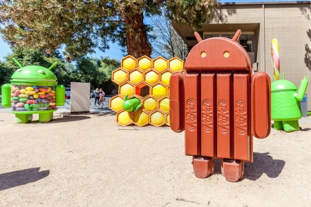 Téléchargez les photos : Mountain View, Californie, États-Unis - 28 mars 2018 : Statue Android KitKat au Google Visitor Center Beta. Android est un système d'exploitation mobile développé par Google. - en image libre de droit
