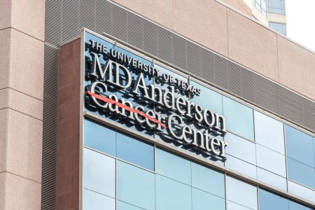 Foto de Houston, EE.UU. - 22 de septiembre de 2018: Señal de la Universidad de Texas MD Anderson Cancer Center en el edificio de Houston, uno de los tres centros oncológicos integrales originales en los Estados Unidos. - Imagen libre de derechos